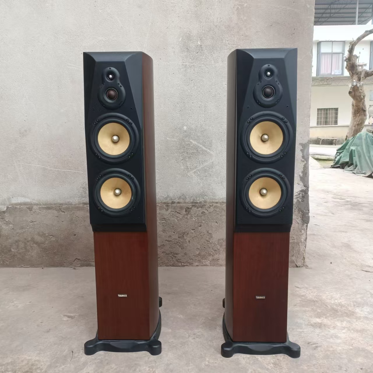 9新  丹麦 皇冠  骏马960LE  双6.5寸三分频落地箱一对  运费自理