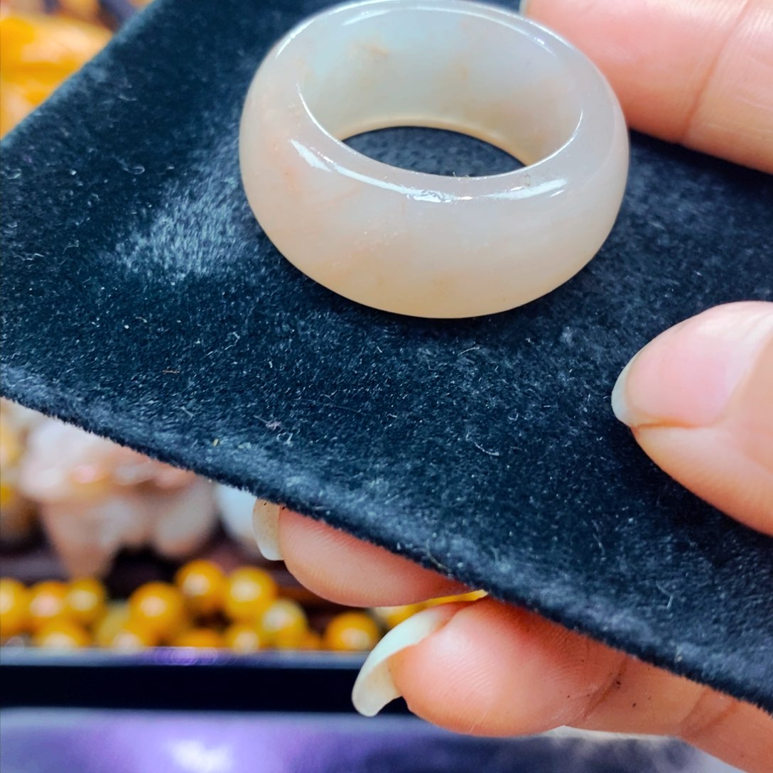 未镶嵌石英质玉（黄龙玉）颈饰