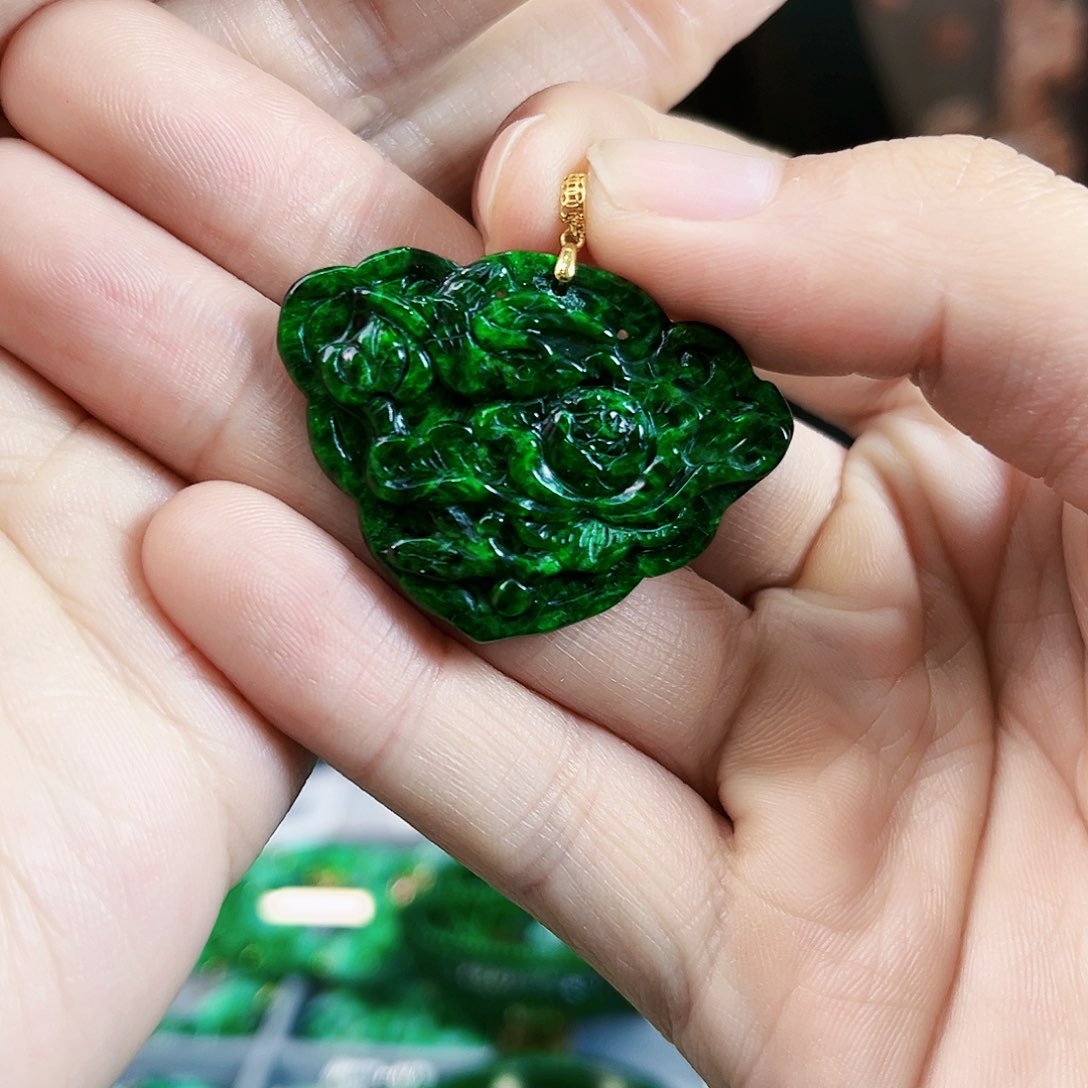 翡翠颈饰18K金镶嵌吊坠多样性