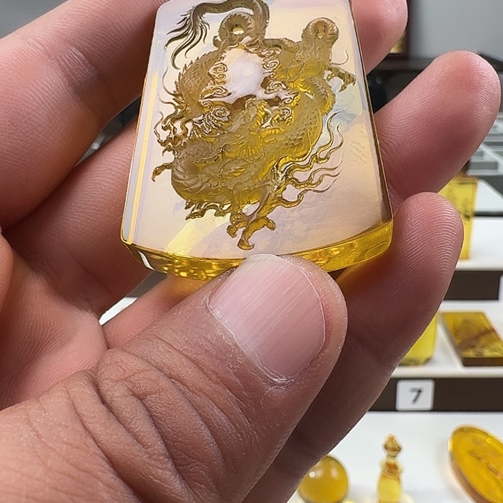 琥珀未镶嵌颈饰龙牌