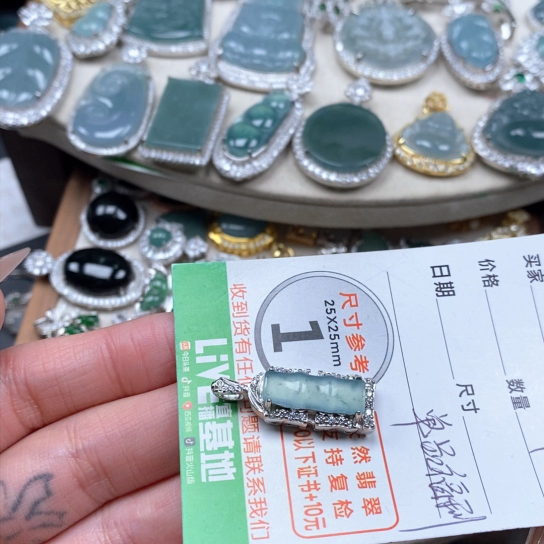 翡翠颈饰未镶嵌翡翠