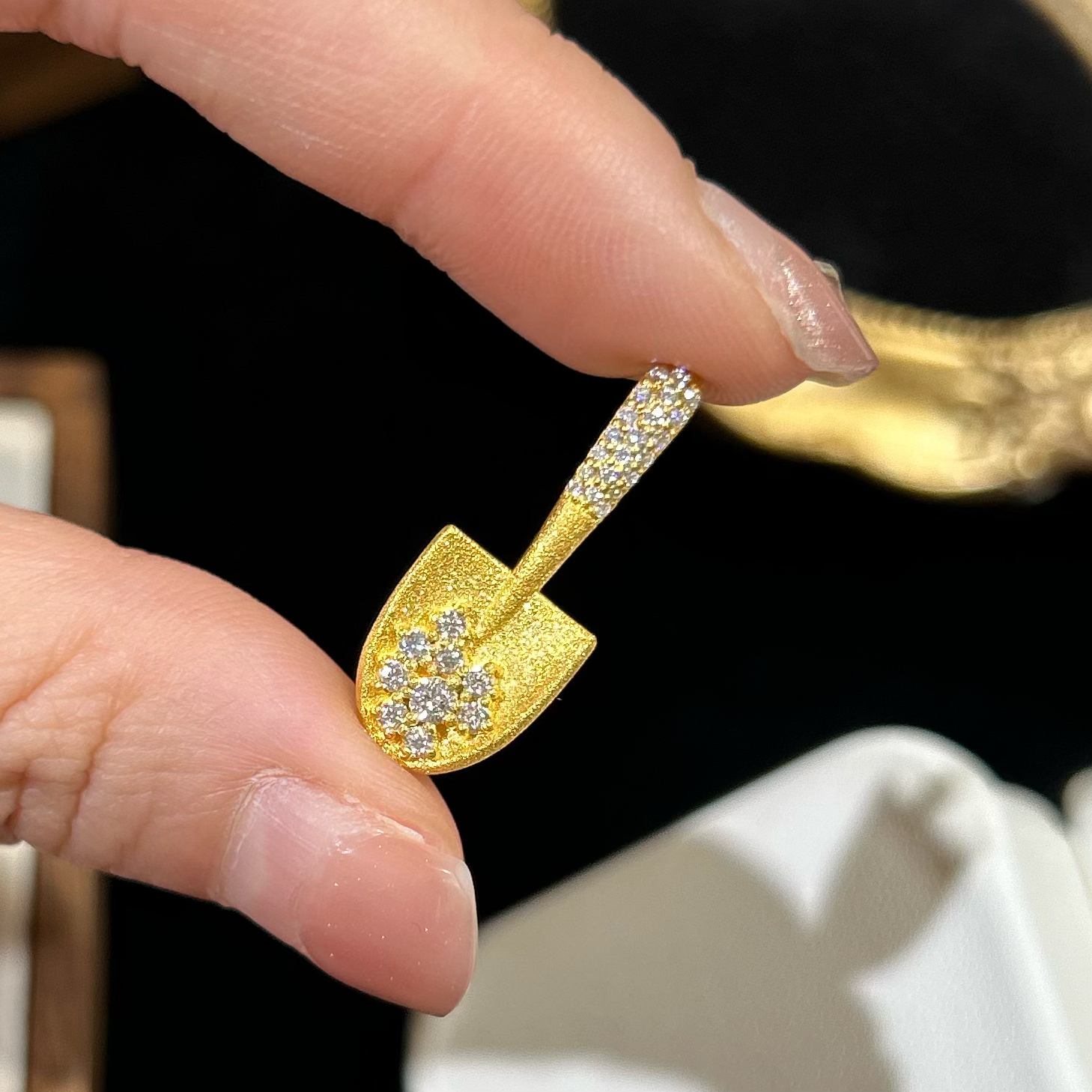 足金999 黄金5G工艺 小金铲莫桑吊坠