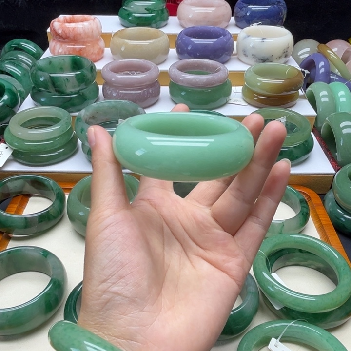 锐***晶石英质玉（非洲翠）未镶嵌手镯