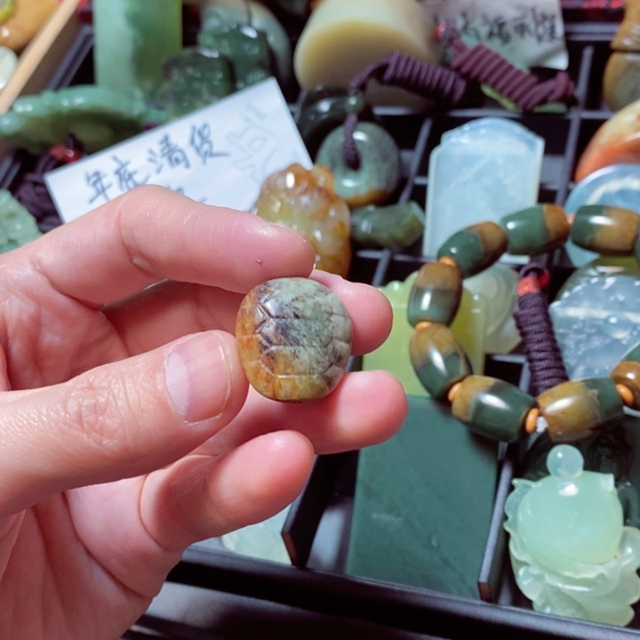 透闪石质玉颈饰未镶嵌