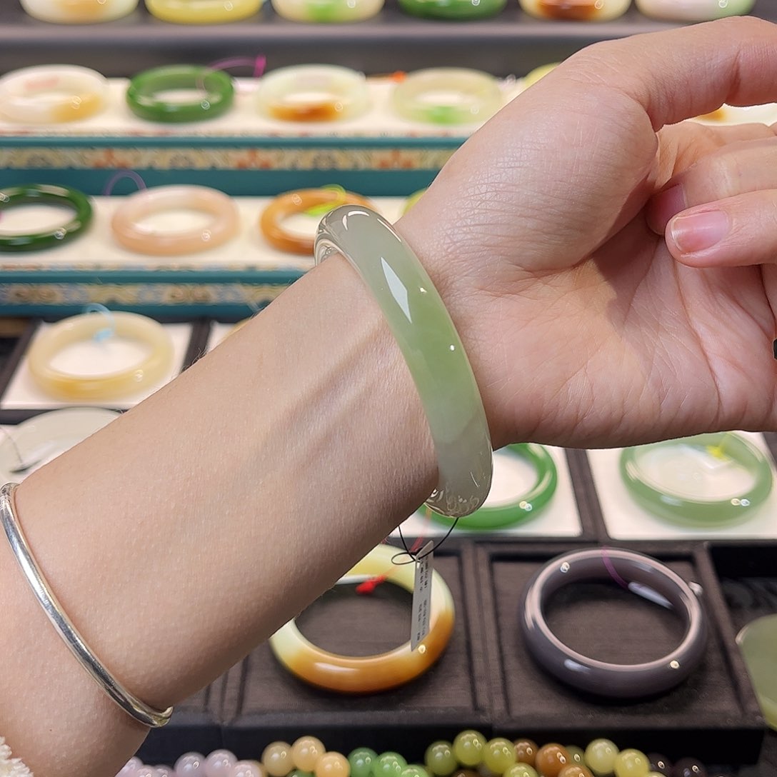 和田玉手镯未镶嵌 高冰白底翠