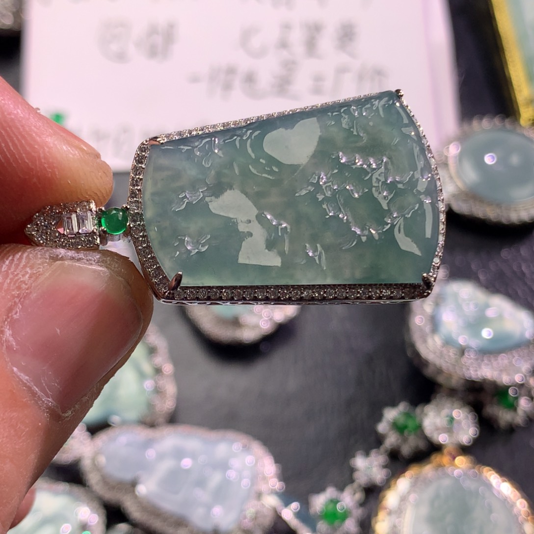 翡翠未镶嵌颈饰山水