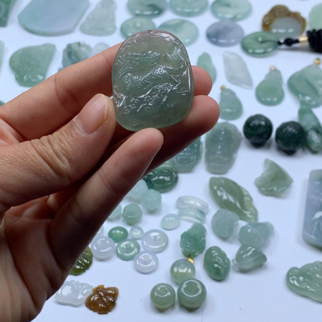 翡翠颈饰未镶嵌麒麟