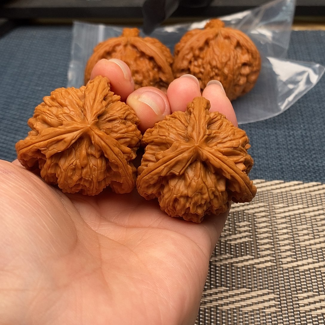 一***裙吊坠文玩核桃三棱