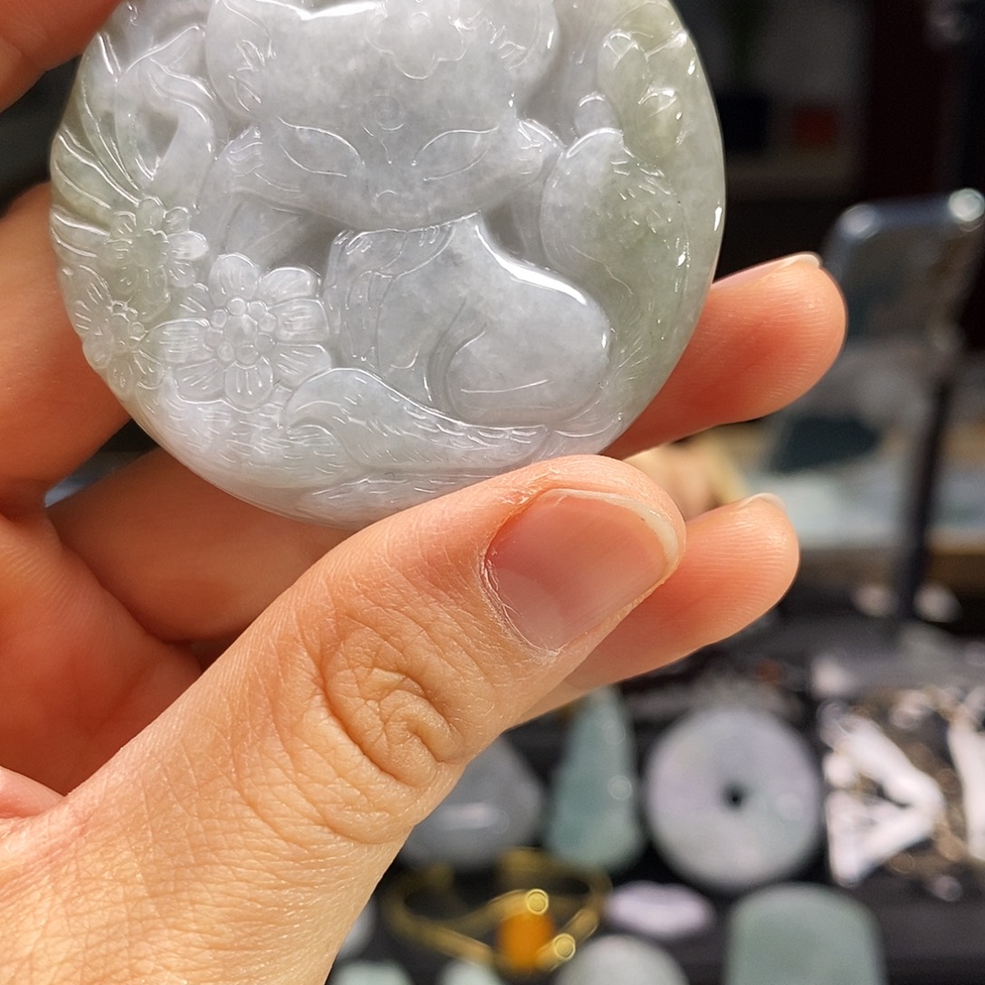 翡翠未镶嵌颈饰狐狸