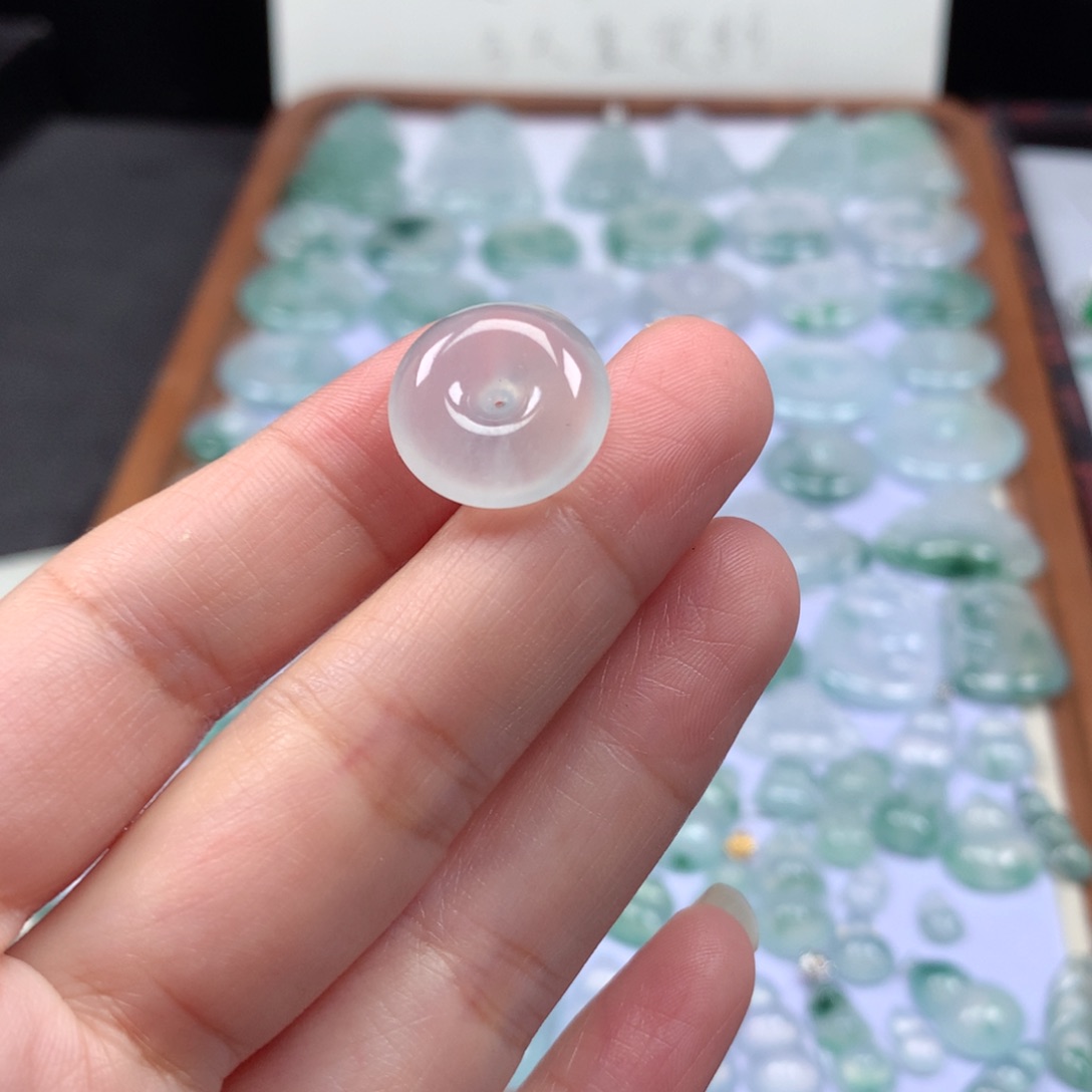 颈饰未镶嵌翡翠冰种肥扣子