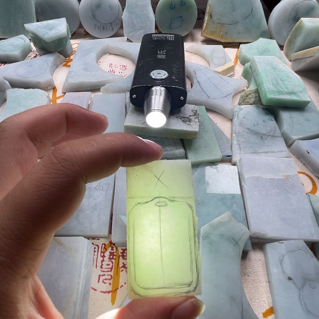 翡翠未镶嵌颈饰天然缅甸A货翡翠毛料