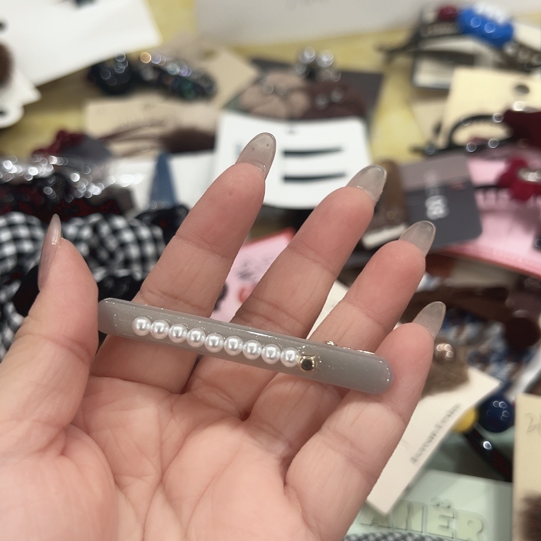 非金属灰色珠珠鸭夹一只