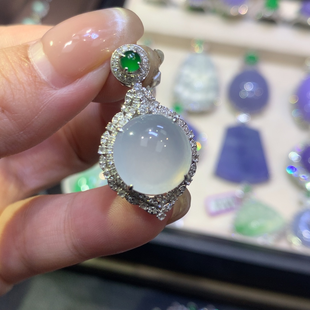 翡翠18K金镶嵌颈饰