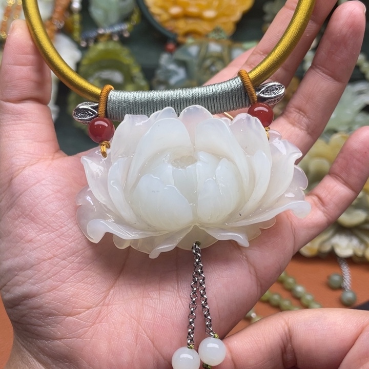 蛇纹石玉吊坠合金