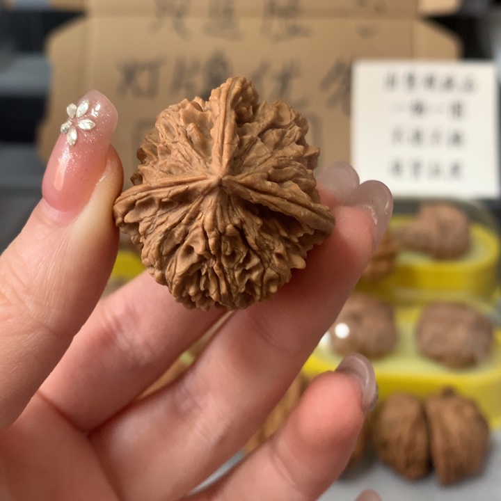 阳***文玩核桃吊坠异形单只，有瑕疵