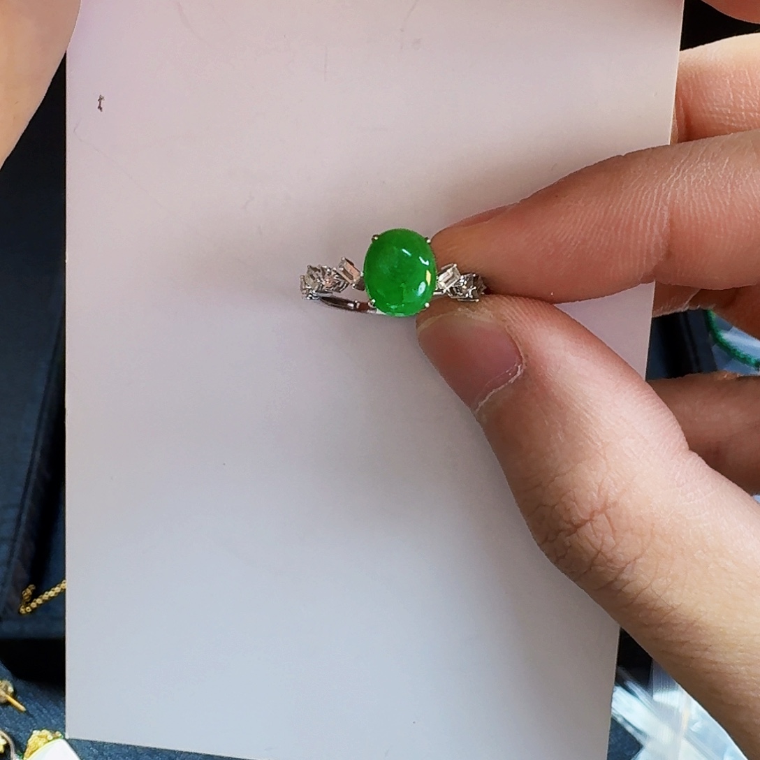 路***娜翡翠18K金镶嵌颈饰一件