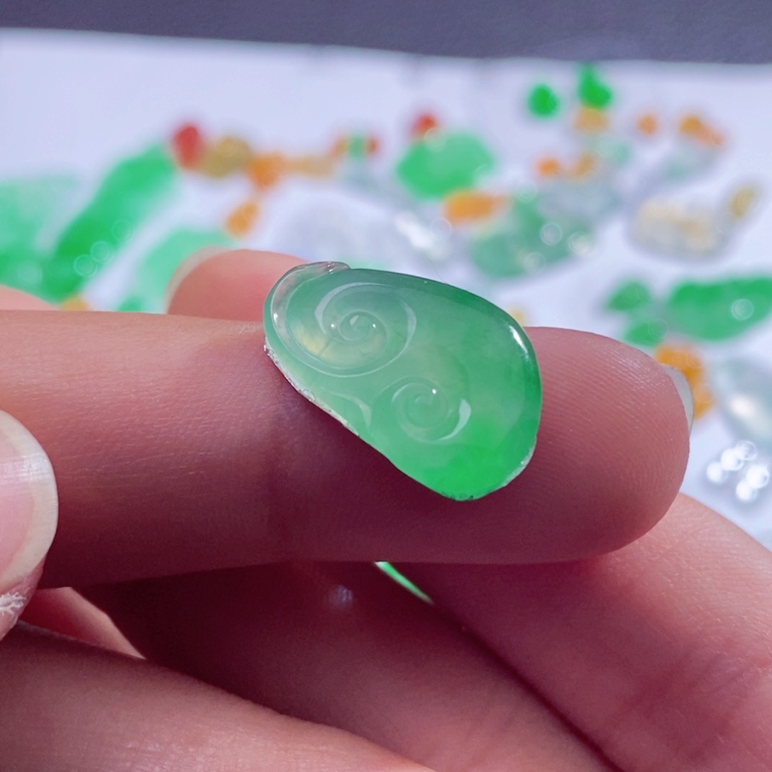 翡翠未镶嵌颈饰缅甸