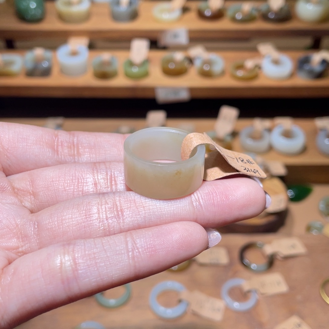 和田玉戒指未镶嵌?****)18.2