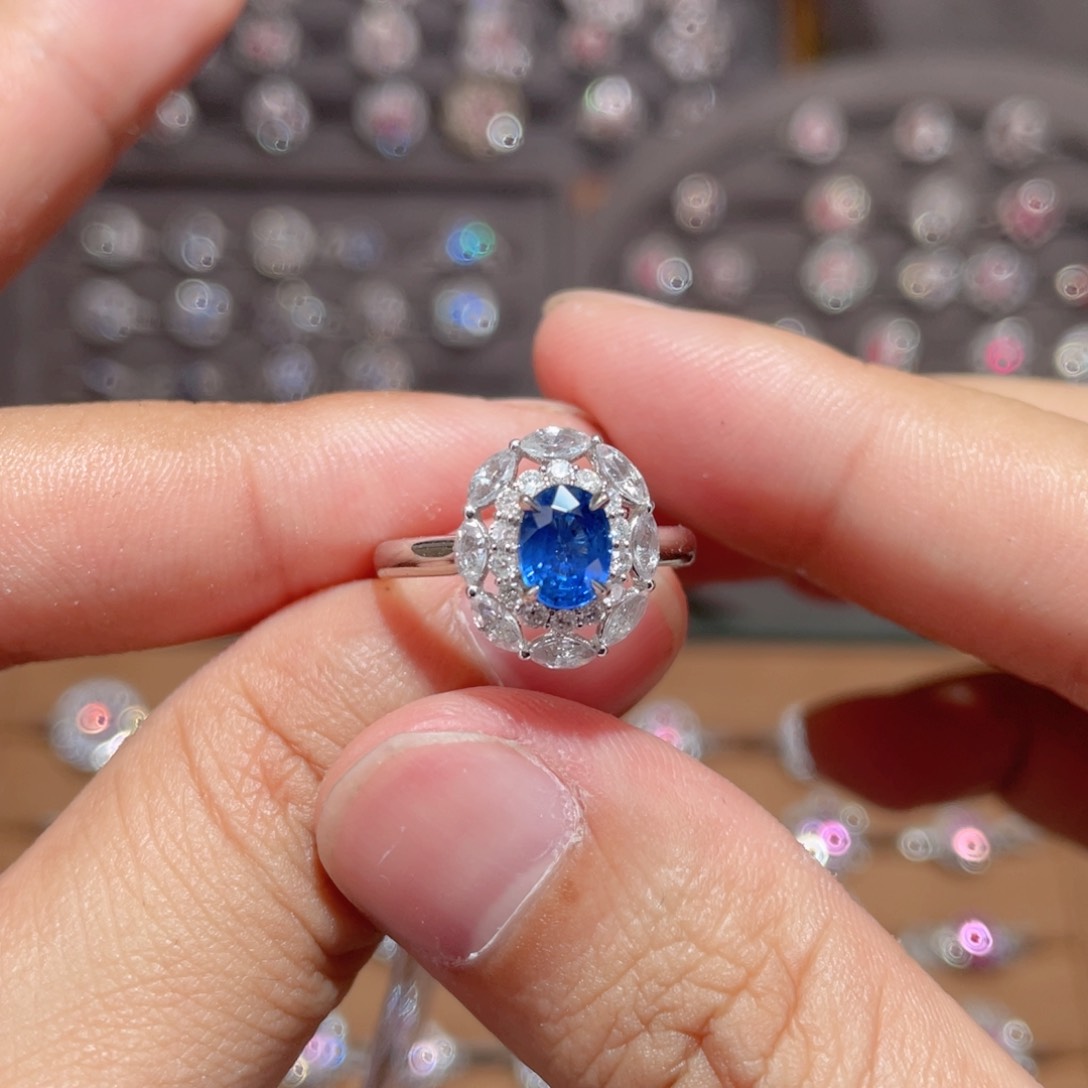 蓝宝石戒指18K金镶嵌1.05ct 