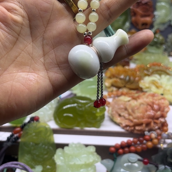 蛇纹石玉未镶嵌颈饰