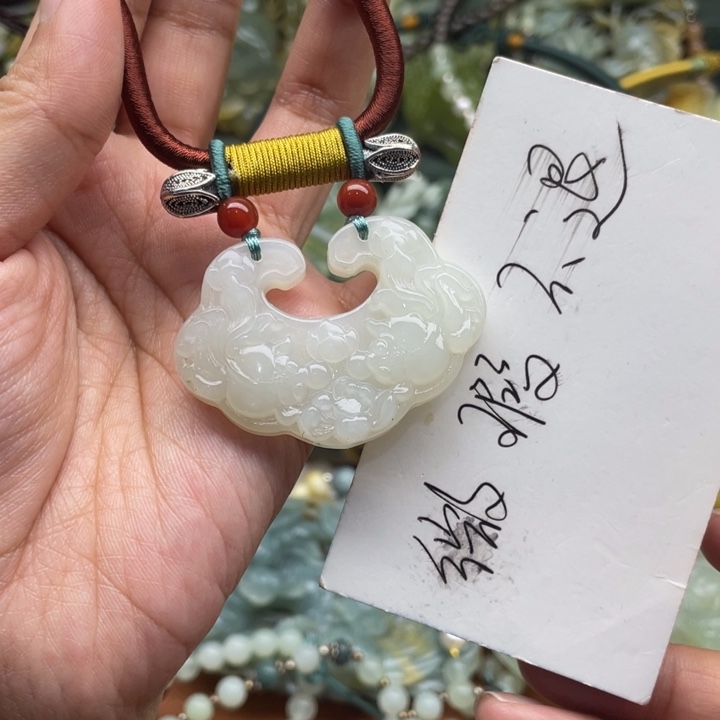 蛇纹石玉吊坠合金