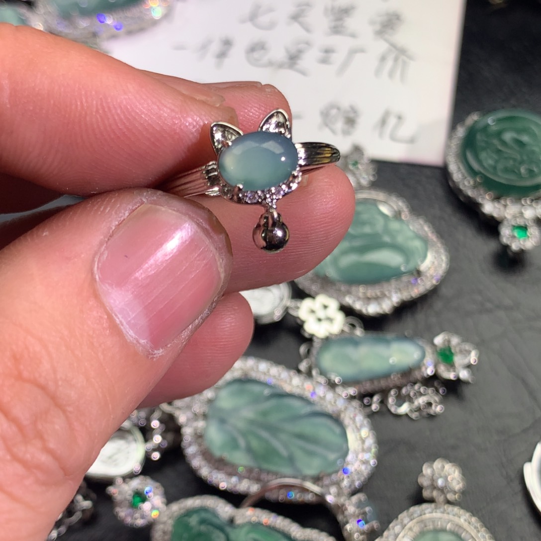 翡翠颈饰未镶嵌猫咪戒指