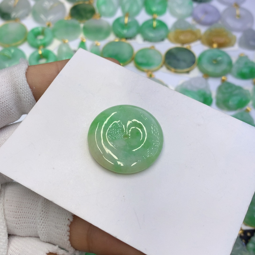 翡翠颈饰未镶嵌翡翠