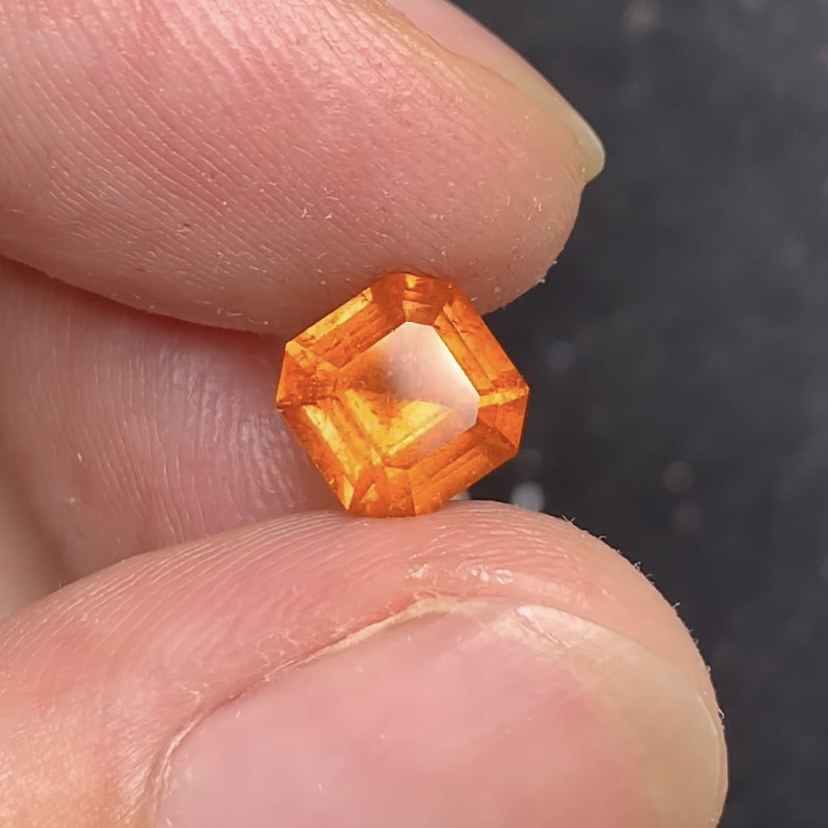 天然汽水色芬达石 2.36ct 精工阿斯切 玻璃体满火彩 7.4×7.4