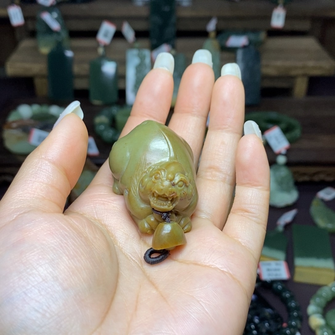 岫岩河磨玉（透闪石质玉）颈饰未镶嵌魏*生