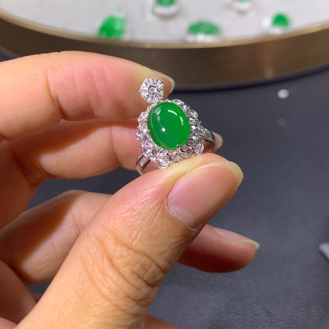 翡翠戒指18K金镶嵌翡翠