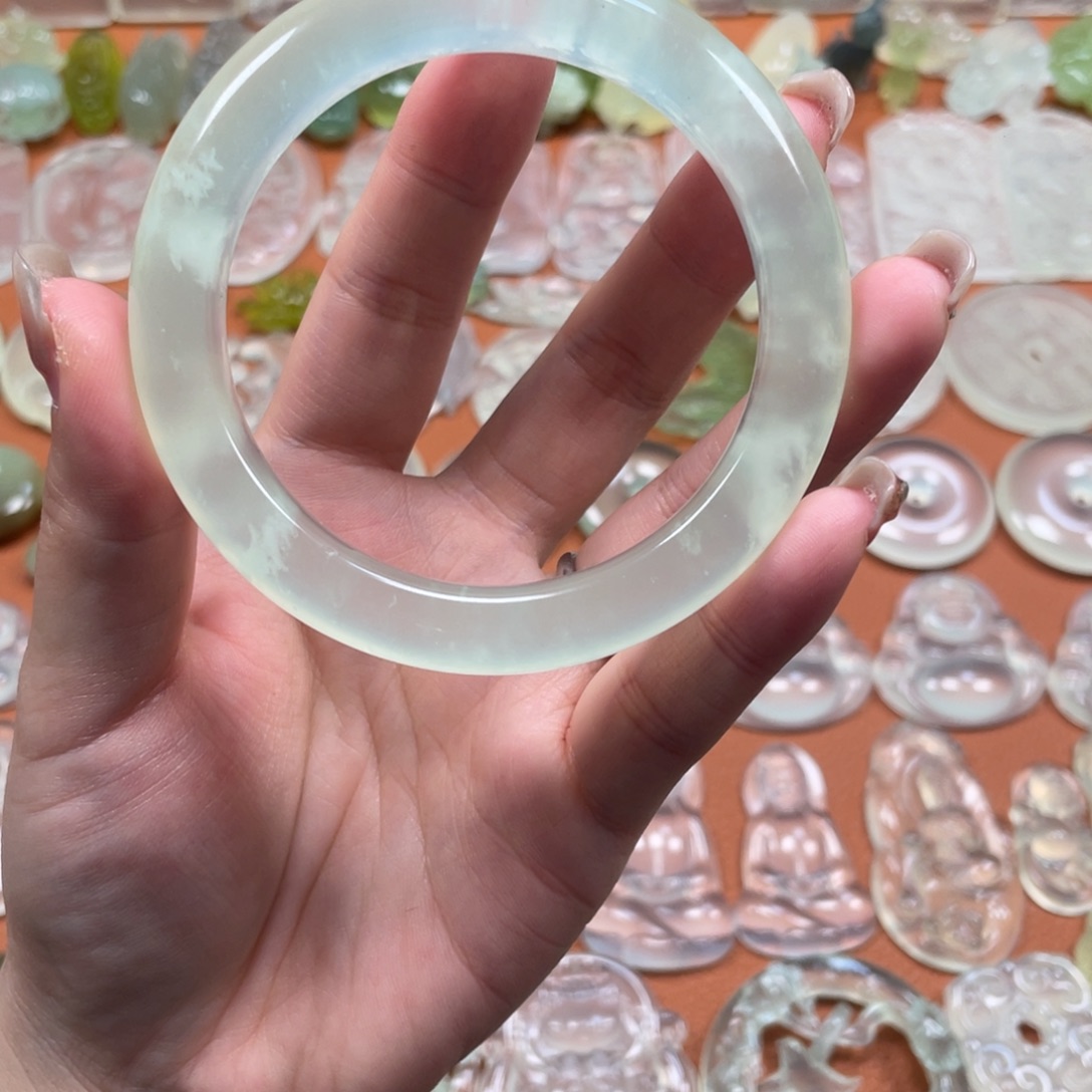 同***蛇纹石玉未镶嵌颈饰