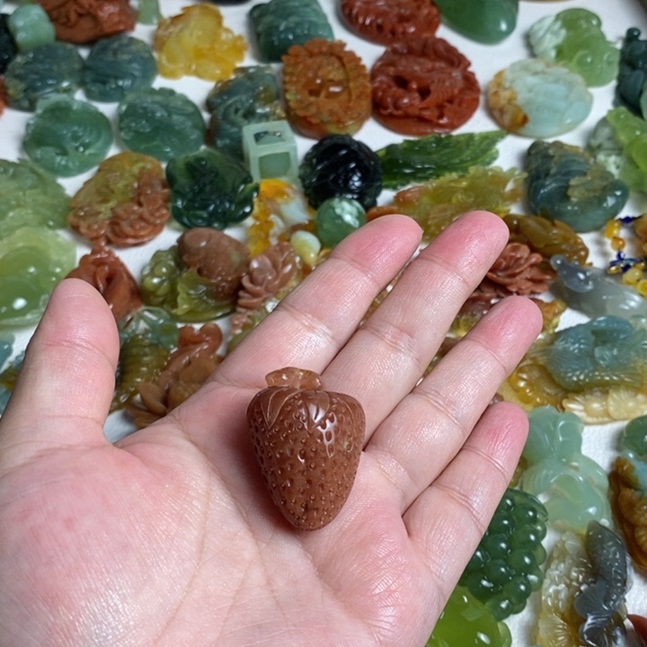 蛇纹石玉颈饰未镶嵌