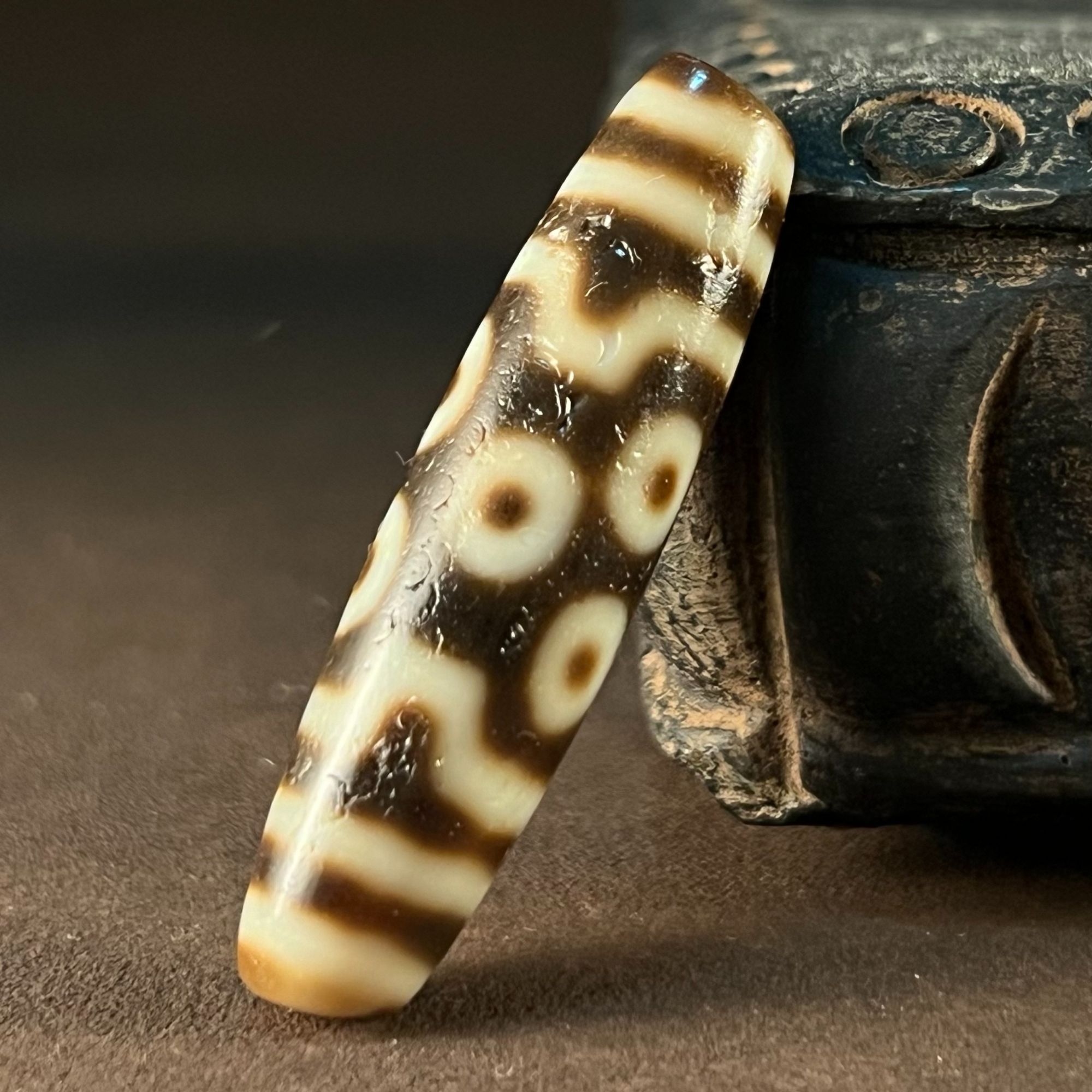 鹏程超顶藏风仿古牙黄七眼45mm玛瑙颈饰