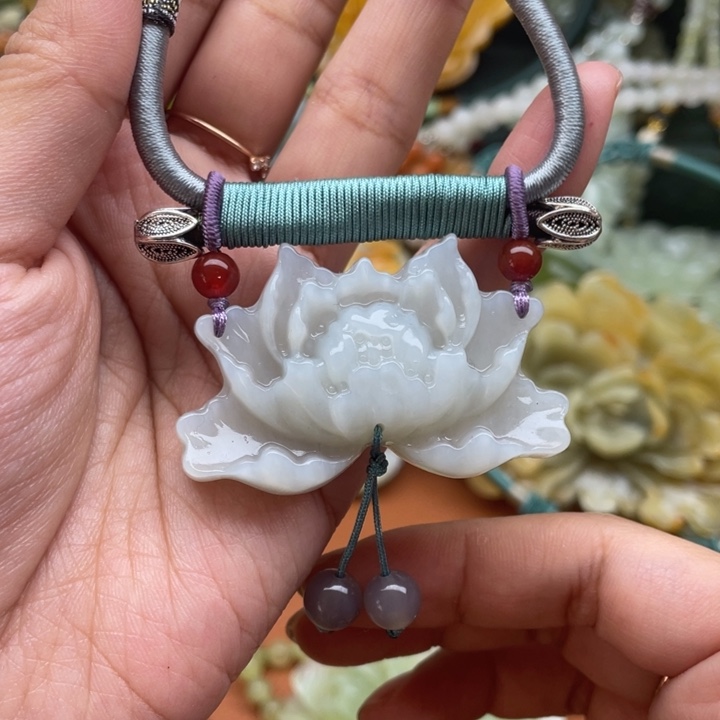 蛇纹石玉吊坠合金