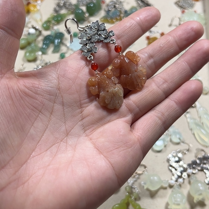 蛇纹石玉未镶嵌耳饰