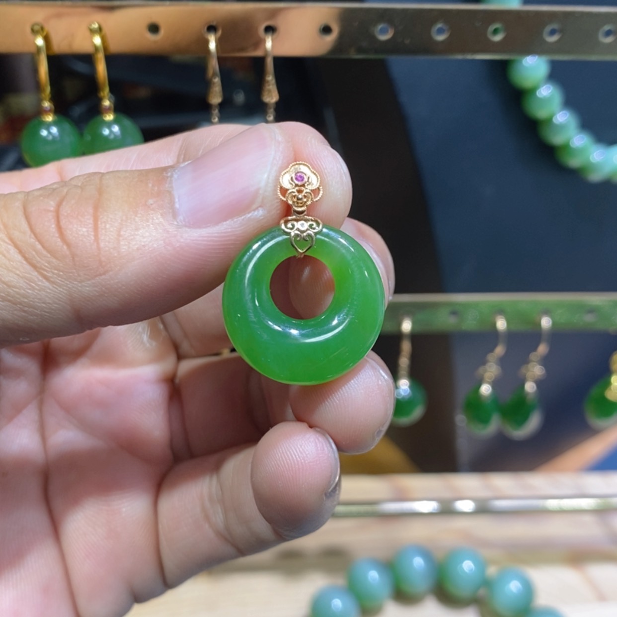 【闪购商品】和田玉吊坠(不含链)18K金镶嵌冰底辣阳绿公主扣