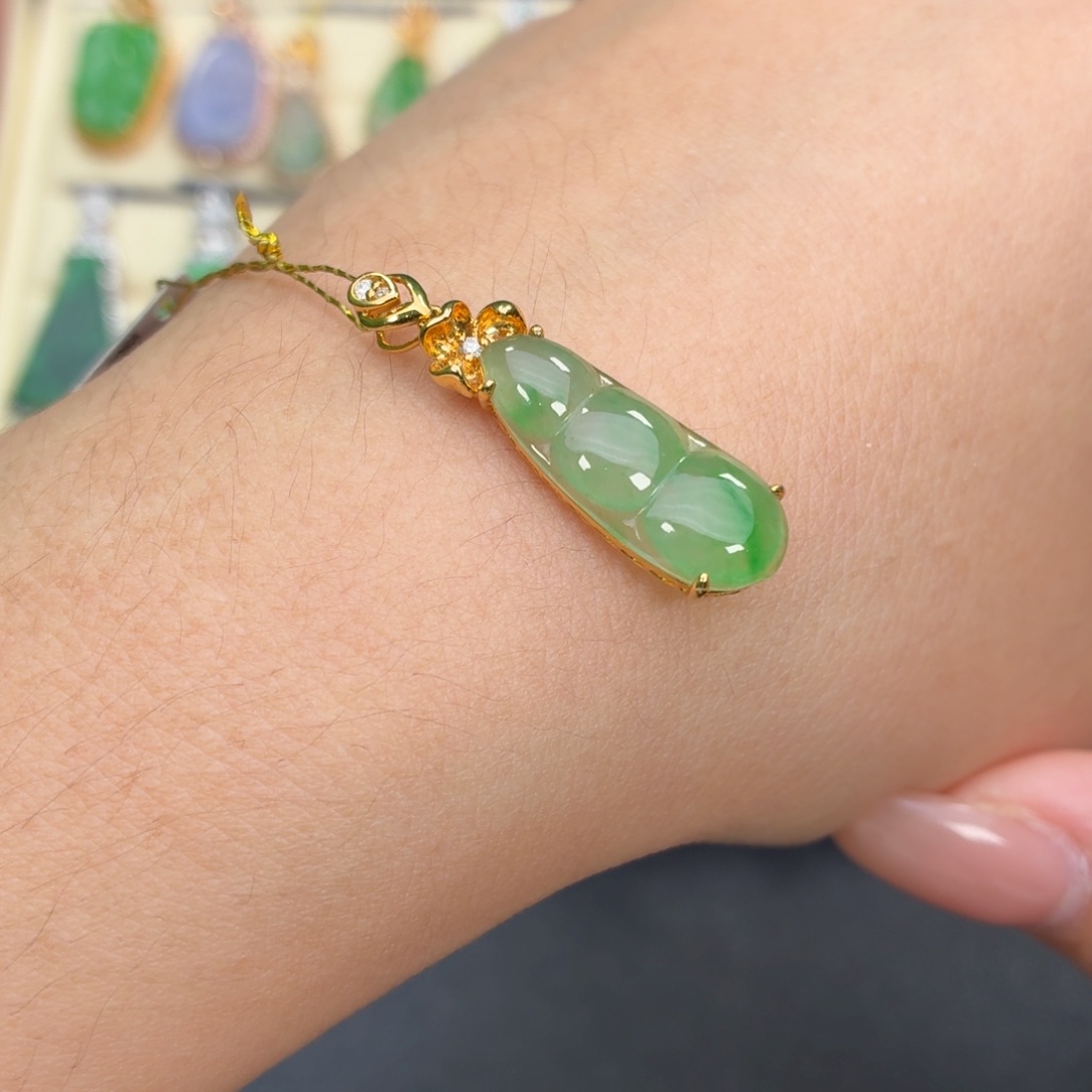 翡翠18K金镶嵌颈饰