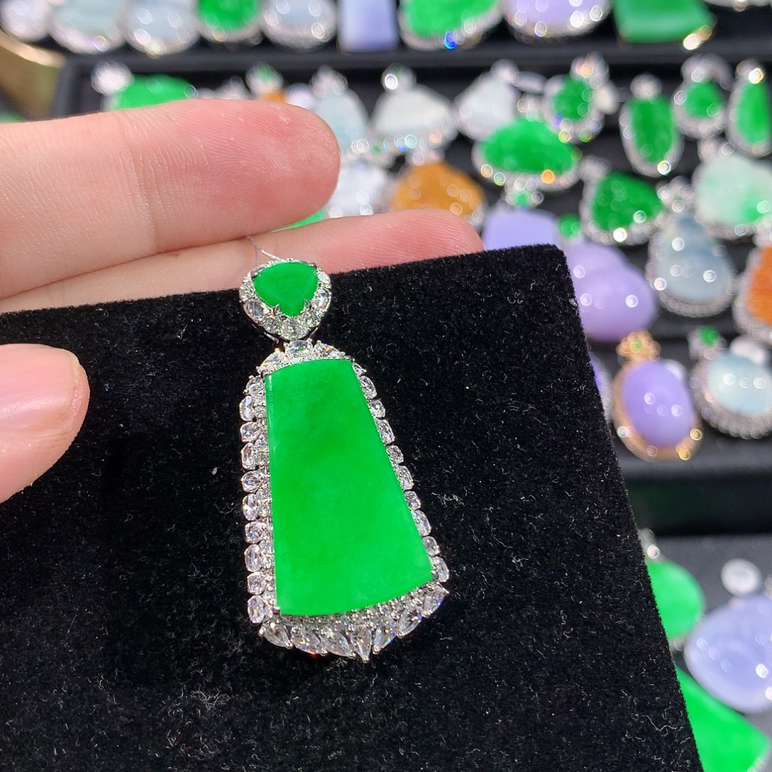 翡翠18K金镶嵌颈饰