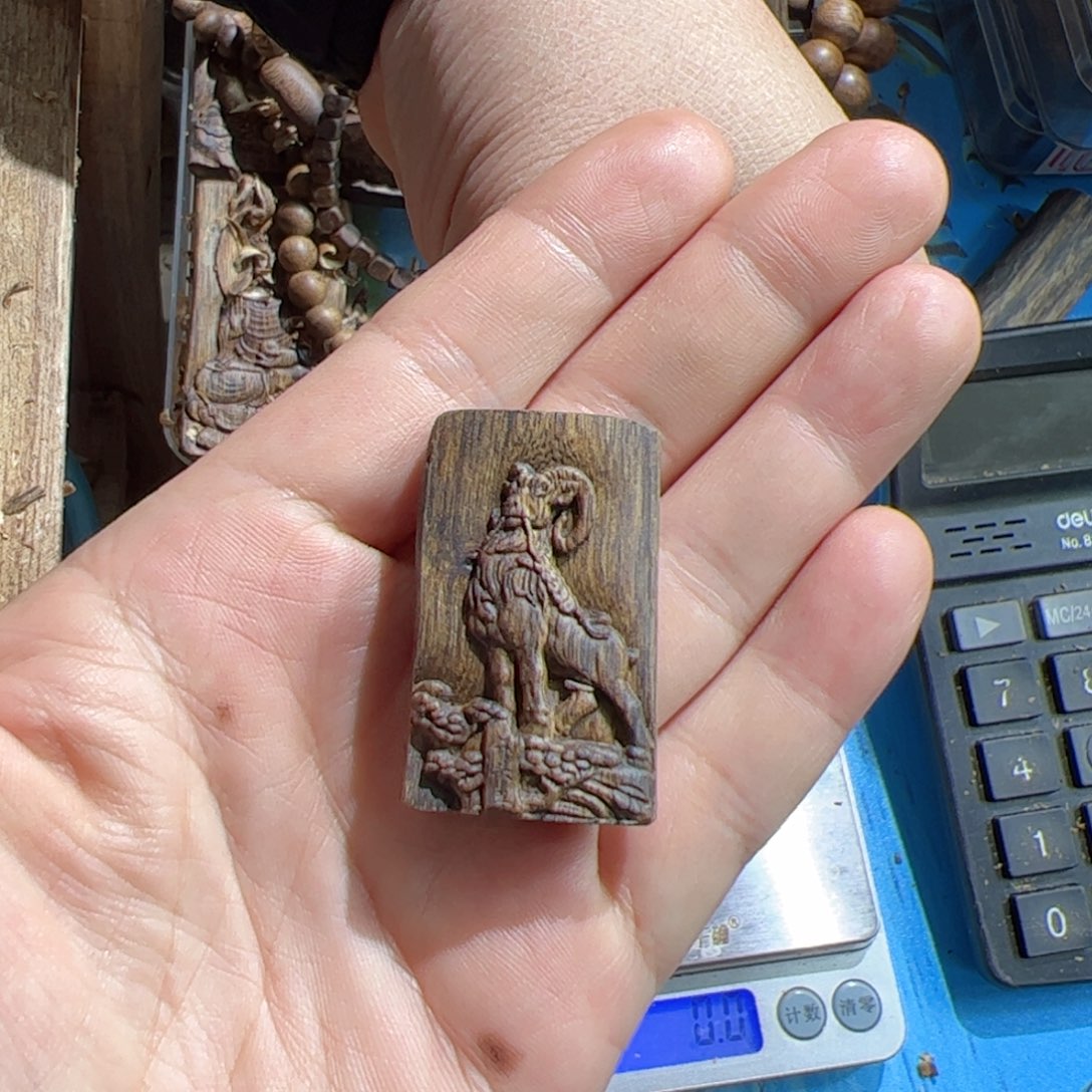 沉香吊坠白棋大日如来羊5.6克