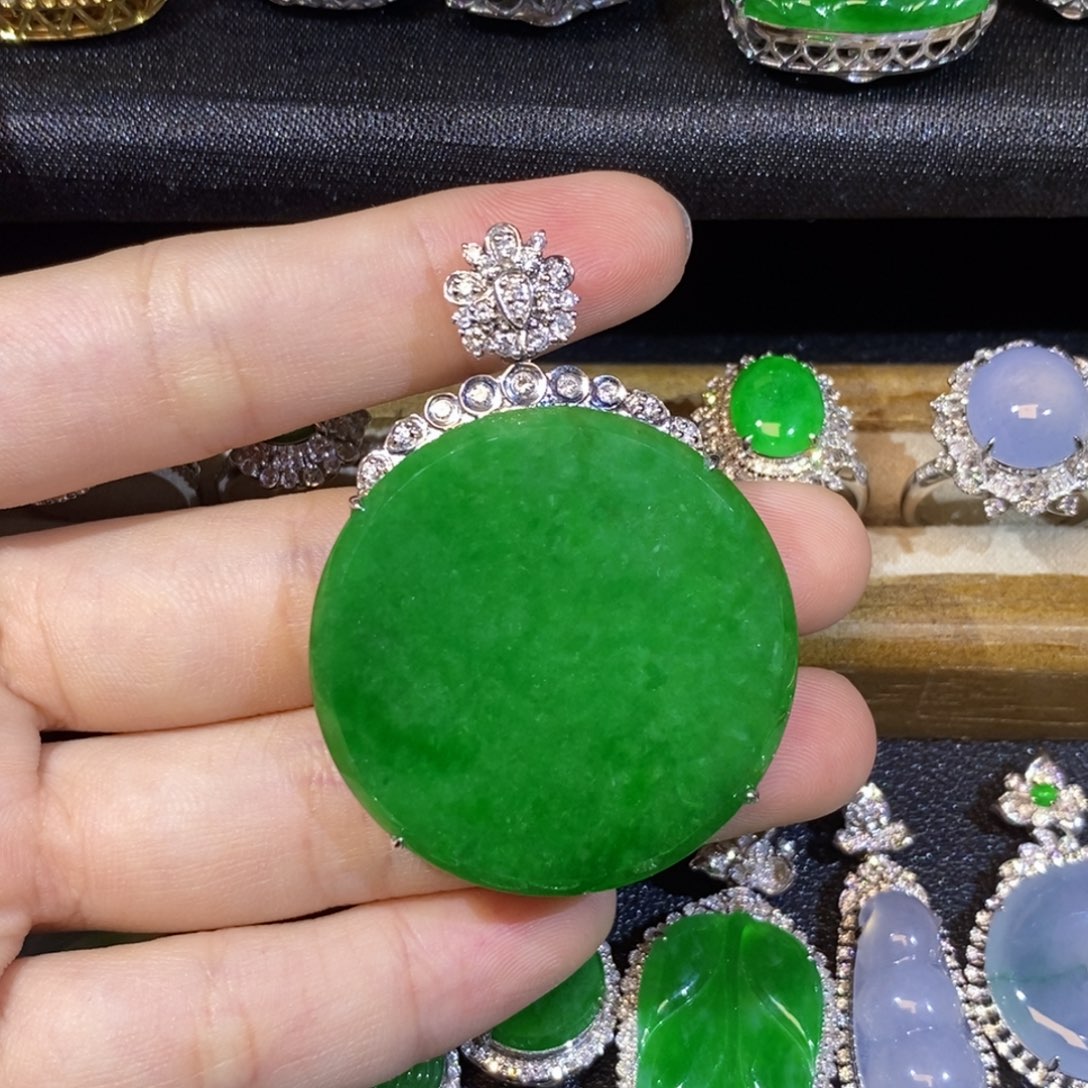 颈饰18K金镶嵌翡翠