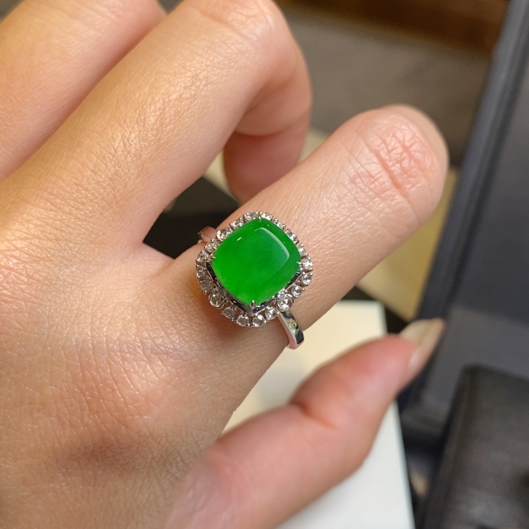 翡翠戒指18K金镶嵌方糖