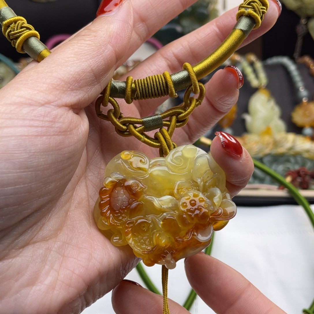 蛇纹石玉颈饰未镶嵌