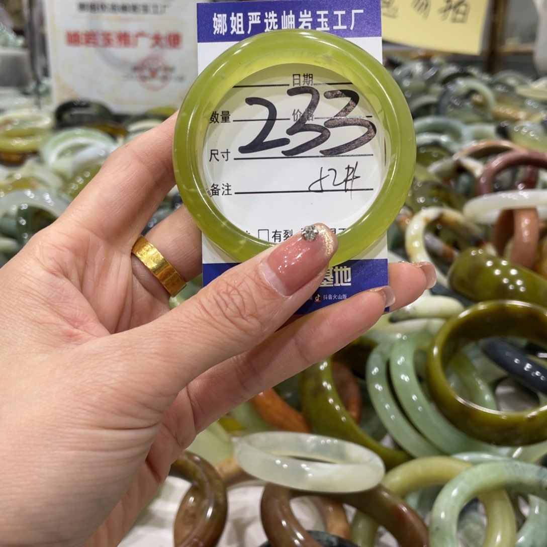 蛇纹石玉手镯未镶嵌