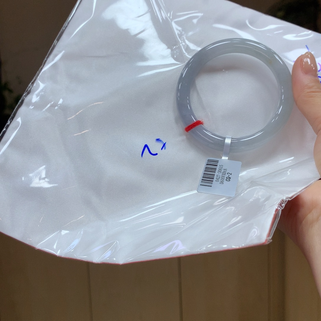 翡翠手镯未镶嵌不退不换