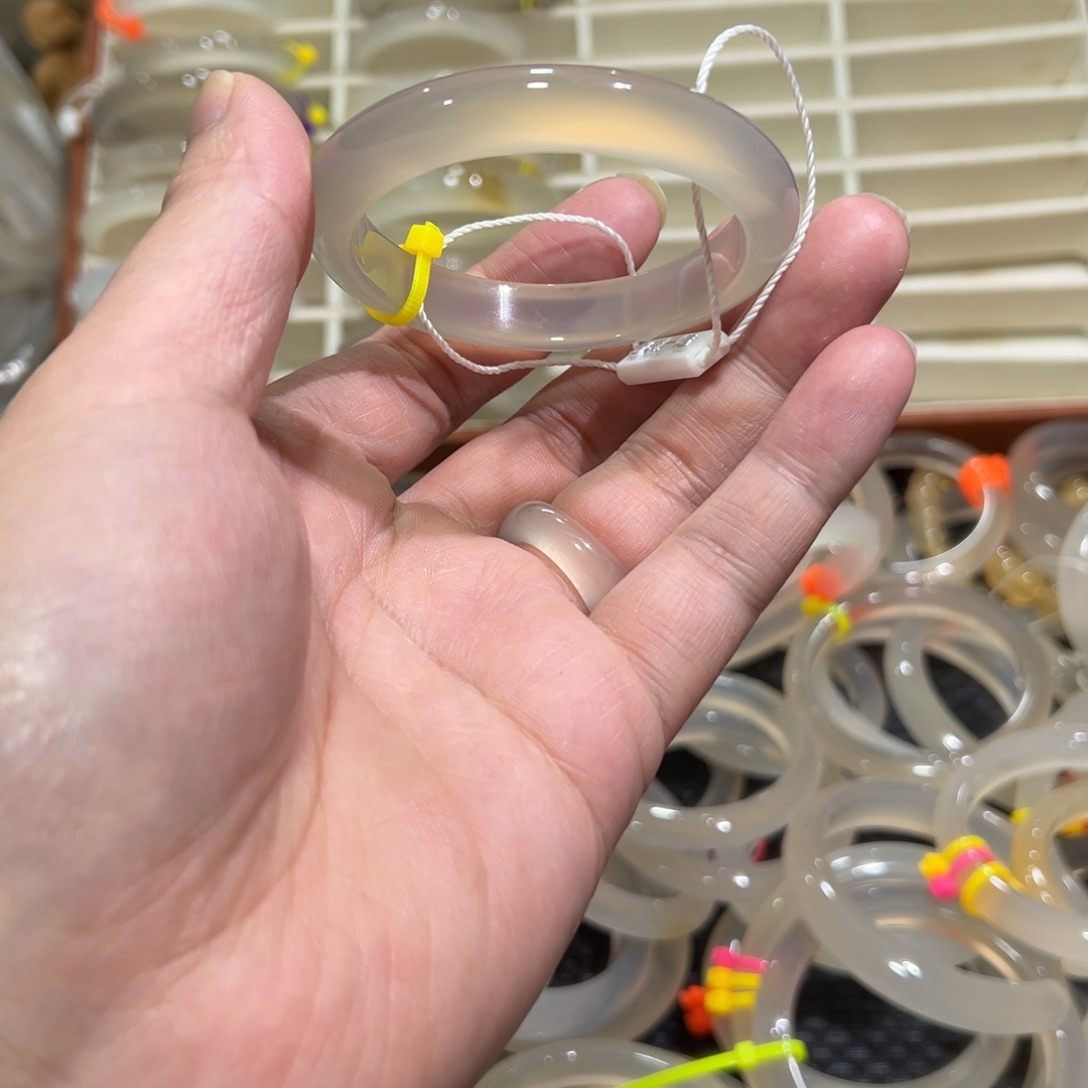 玛瑙/玉髓未镶嵌手镯54圈有包容3.2