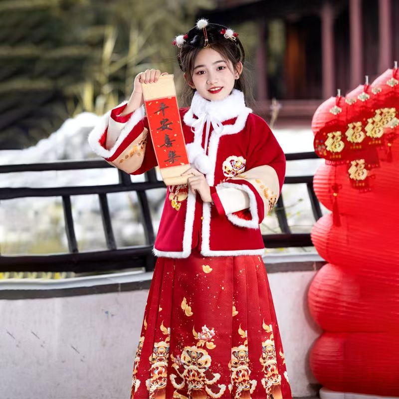 4053女童红色马面裙拜年服（没有围脖）