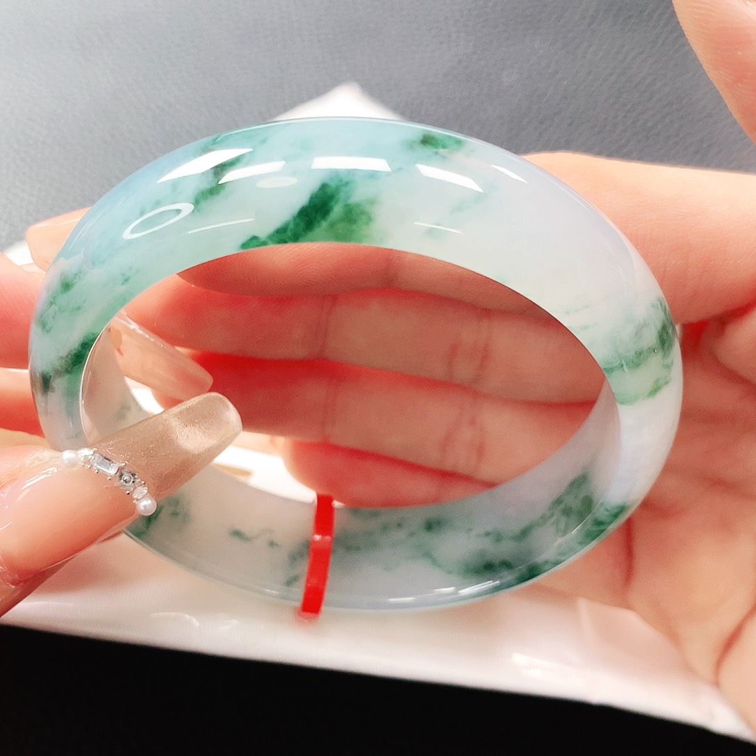 翡翠手镯未镶嵌54圈