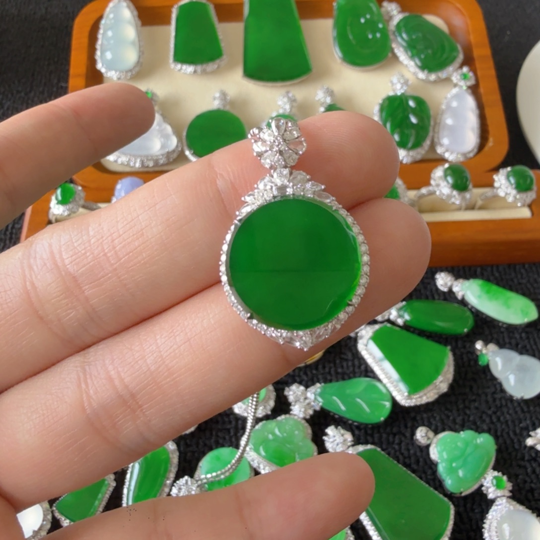 翡翠18K金镶嵌颈饰吊坠