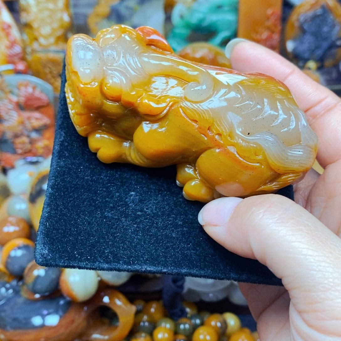 未镶嵌石英质玉（黄龙玉）颈饰