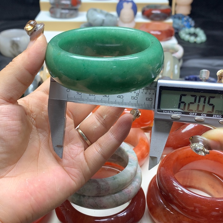 未镶嵌手镯石英质玉